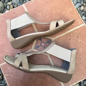 FLEX Nude 'Band Together' Sandals